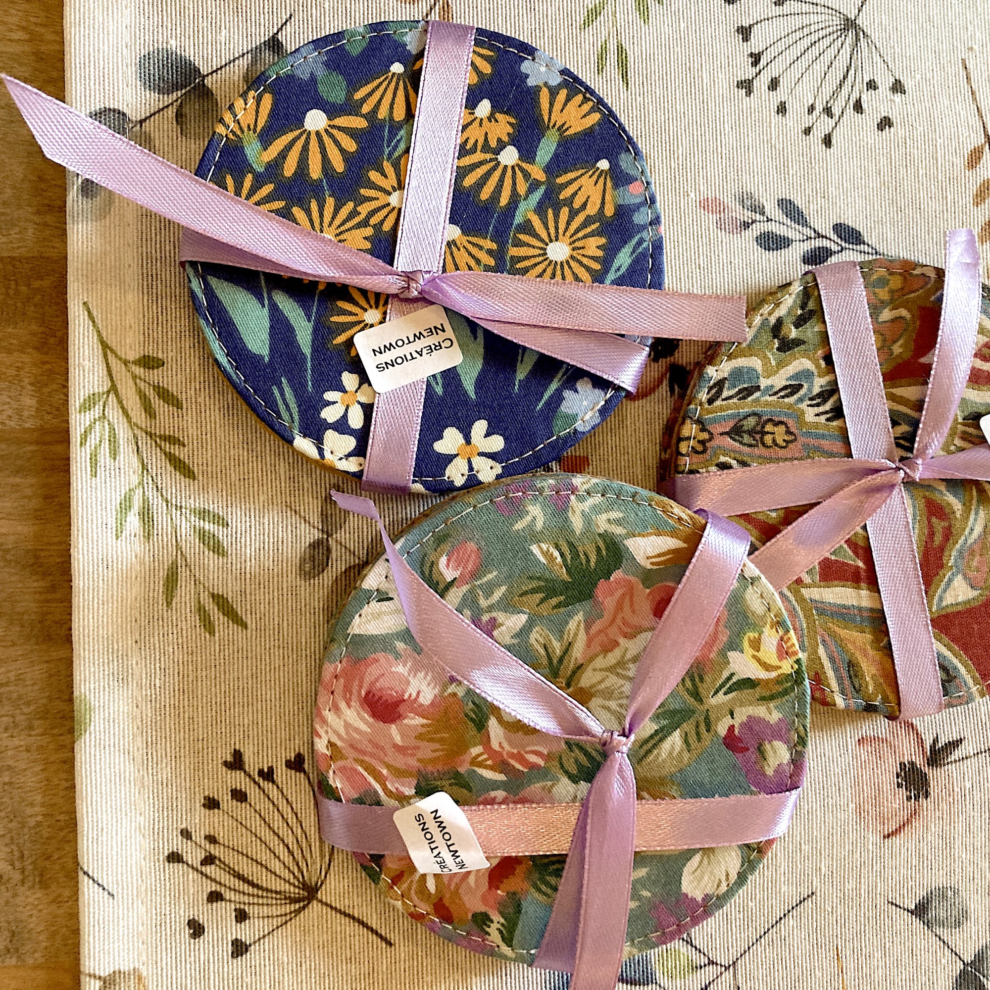 Sacs et pochettes en tissus recyclés, couture artisanale par Sylvie Villeneuve.